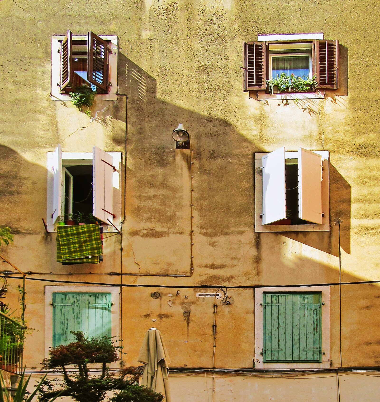 white and black outdoor ac unit