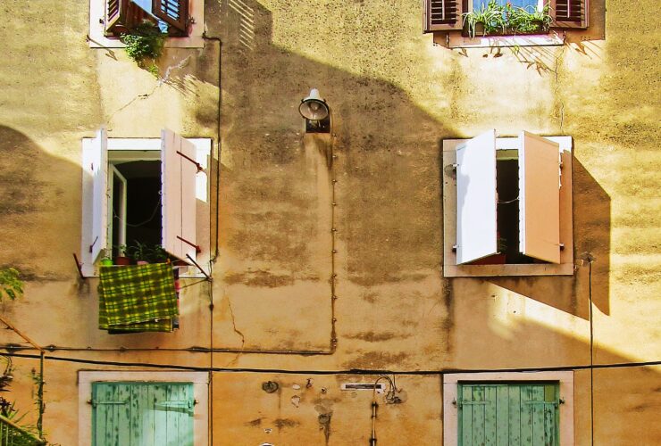 white and black outdoor ac unit