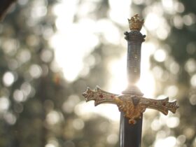 close-up photography of gold-colored and black sword