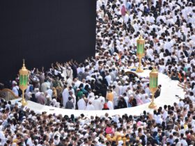 crowd of people worshiping Kaaba, Mecca