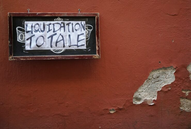 rectangular black and brown liquidation totale signage