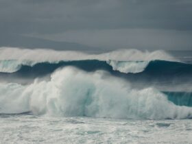 ocean waves crashing on shore during daytime