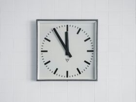 white round analog wall clock at 10 00