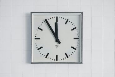 white round analog wall clock at 10 00