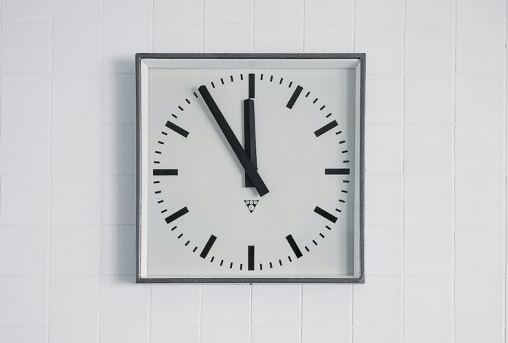 white round analog wall clock at 10 00