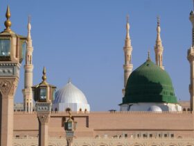 The Green Dome and minarets of Al-Masjid an-Nabawi in Medina under a clear sky