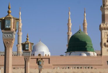 The Green Dome and minarets of Al-Masjid an-Nabawi in Medina under a clear sky