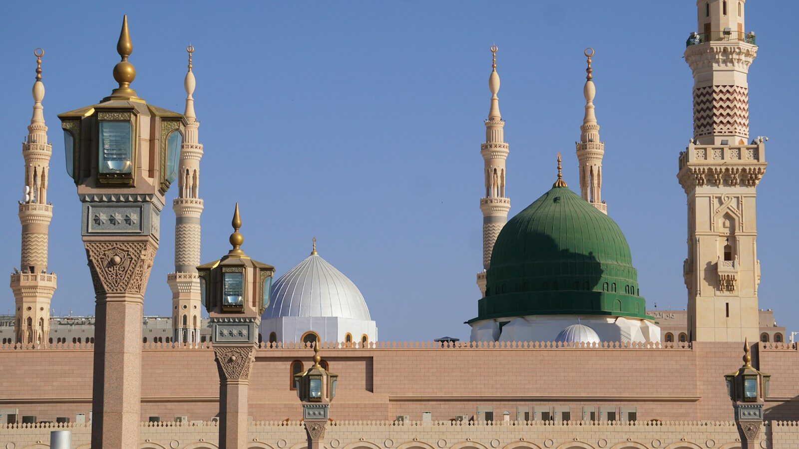 The Green Dome and minarets of Al-Masjid an-Nabawi in Medina under a clear sky